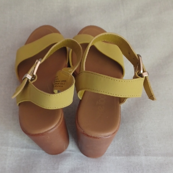 Me Too Yellow Platform Sandals - Picture 3 of 8